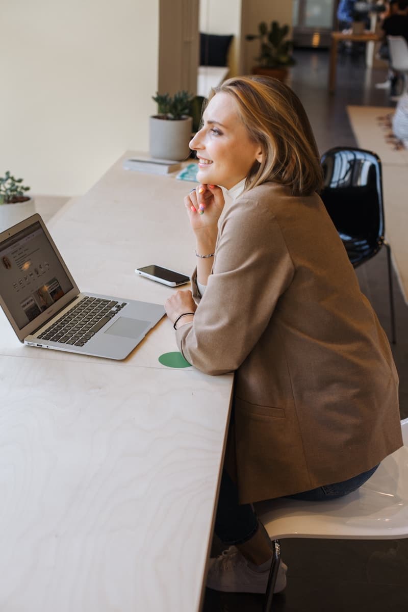 Camila Fraga em ambiente de trabalho